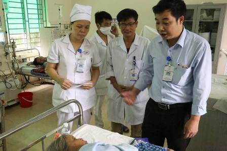 Đồng chí Lương Duy Đông - Phó Giám đốc TTYT trao các phần quà hỗ trợ đến người bệnh